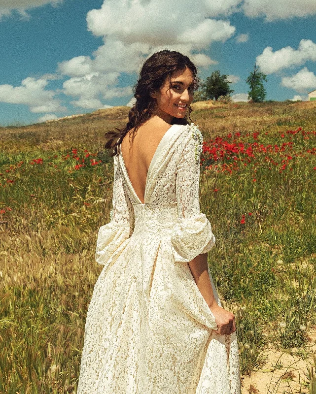 Clearance Sale: Women's Dresses 3/4 Length Sleeve V-Neck Lace Wedding Dress with Embroidery Clearance Sale: Women's Dresses 3/4 Length Sleeve V-Neck Lace Wedding Dress with Embroidery