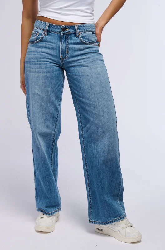 Ripped boyfriend jeans for women in a casual and cool styleALIVE AND WELL MID RISE DENIM PANT Ripped boyfriend jeans for women in a casual and cool styleALIVE AND WELL MID RISE DENIM PANT
