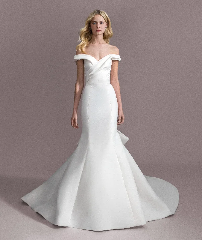 "Simple wedding dresses for women who prefer understated elegance"Allison Webb Whitley - Size 10 "Simple wedding dresses for women who prefer understated elegance"Allison Webb Whitley - Size 10