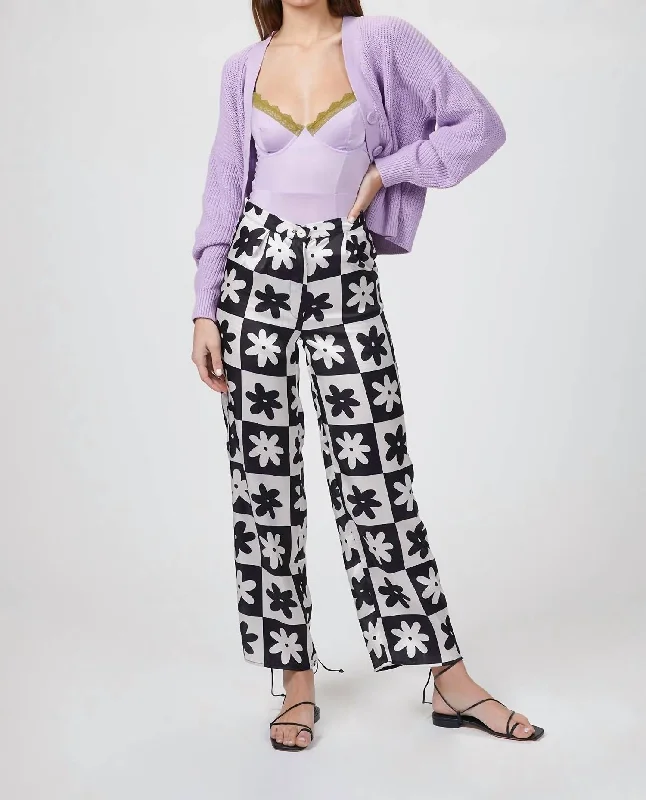 Cuffed wide leg dress pants for women in a stylish and neat lookCourtney Wide Leg Pant In Black/white Cuffed wide leg dress pants for women in a stylish and neat lookCourtney Wide Leg Pant In Black/white
