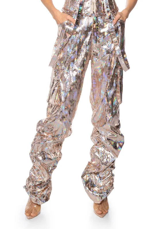 Paisley patterned pants for women in an elegant styleENVISION ME RUCHED CARGO PANT IN GOLD Paisley patterned pants for women in an elegant styleENVISION ME RUCHED CARGO PANT IN GOLD