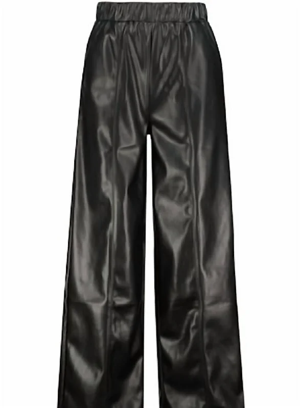 Trousers with front pleats for women in a formal and tailored lookGia Vegan Leather Pants In Black Trousers with front pleats for women in a formal and tailored lookGia Vegan Leather Pants In Black