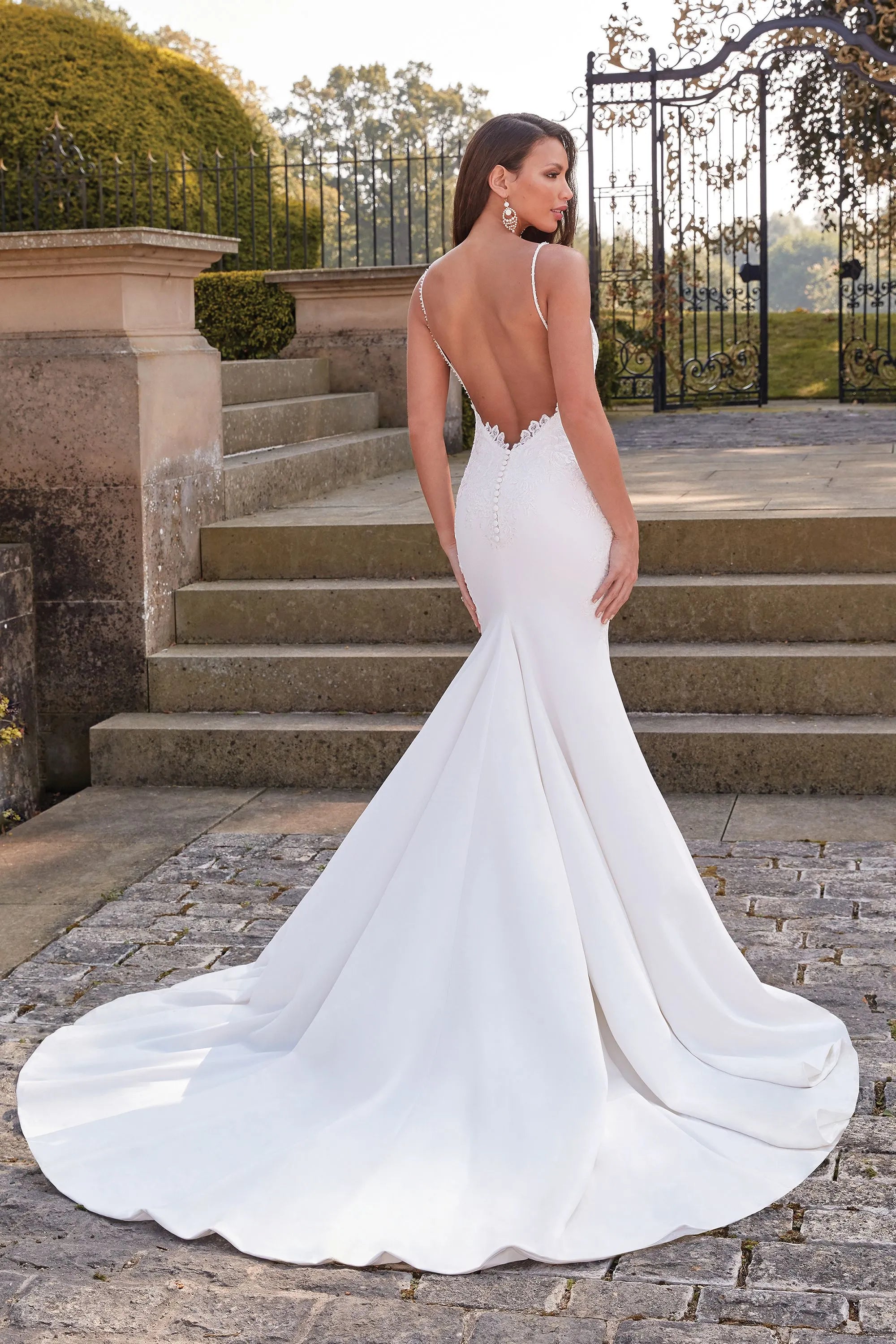 "White dresses for women for a fresh and clean look"Justin Alexander 44329