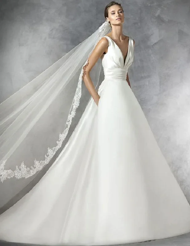 "Stylish cocktail dresses for women on a budget"Pronovias Plaza