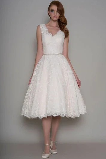 "Mother of the groom dresses for women in sophisticated designs"Tea-Length A-Line Appliqued V-Neck Sleeveless Lace Wedding Dress