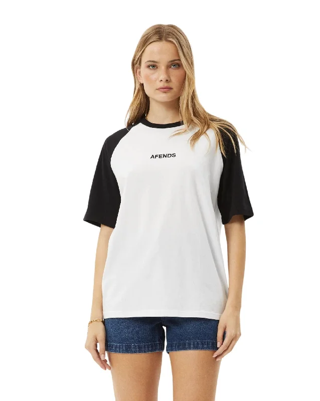 Fitted women's turtleneck T - shirt with a cut - out backRyan Oversized Raglan Tee Fitted women's turtleneck T - shirt with a cut - out backRyan Oversized Raglan Tee