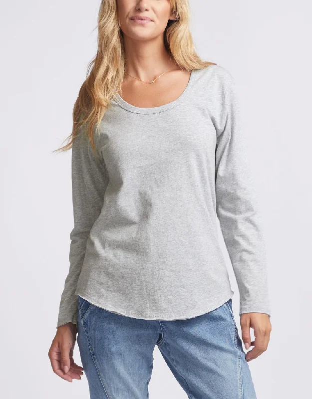 Scoop neck women's T - shirt for a casual lookOriginal Round Neck Long Sleeve T-Shirt - Snow Grey Scoop neck women's T - shirt for a casual lookOriginal Round Neck Long Sleeve T-Shirt - Snow Grey