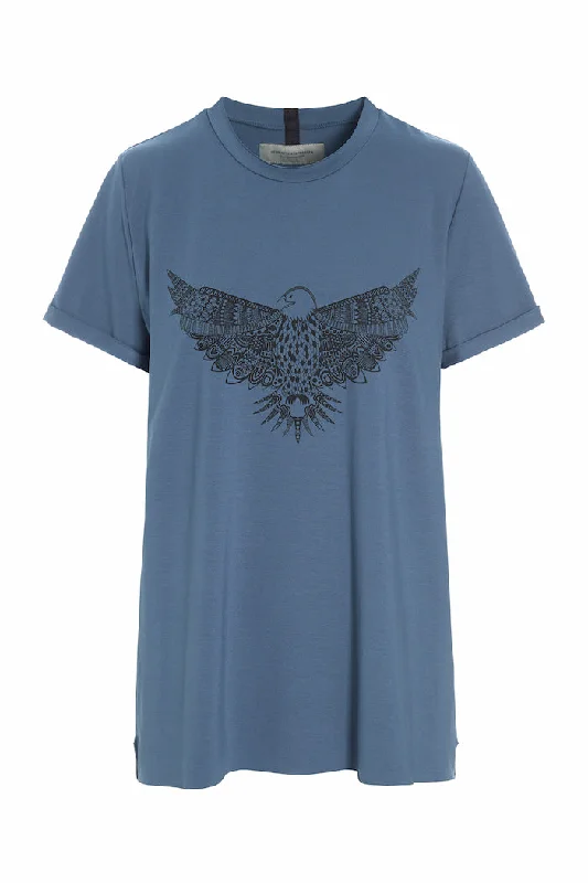 Women's T - shirt with a cable knit patternT-SHIRT EAGLE - 96089 - DUSTY BLUE